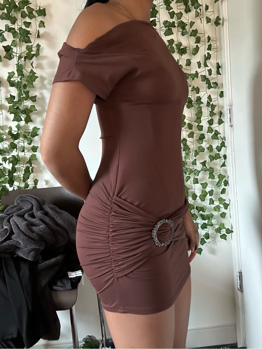Y2K Off-Shoulder Brown Ruched Mini Dress with Decorative Buckle - Picture 3 of 5